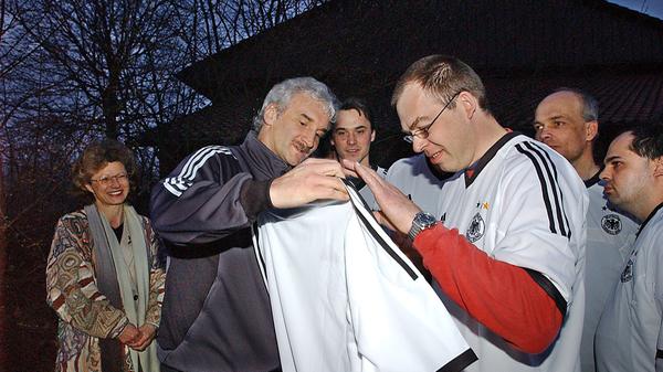 Rudi Völler gab in Herzogenaurach gerne Autogramme, so wie auch ...