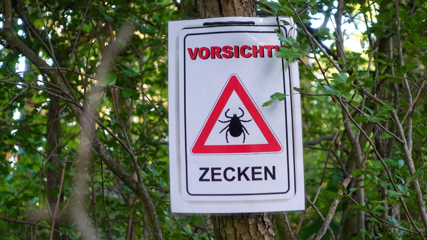 Vorsicht Zecken: Ein Schild warnt vor den Spinnentieren.  
