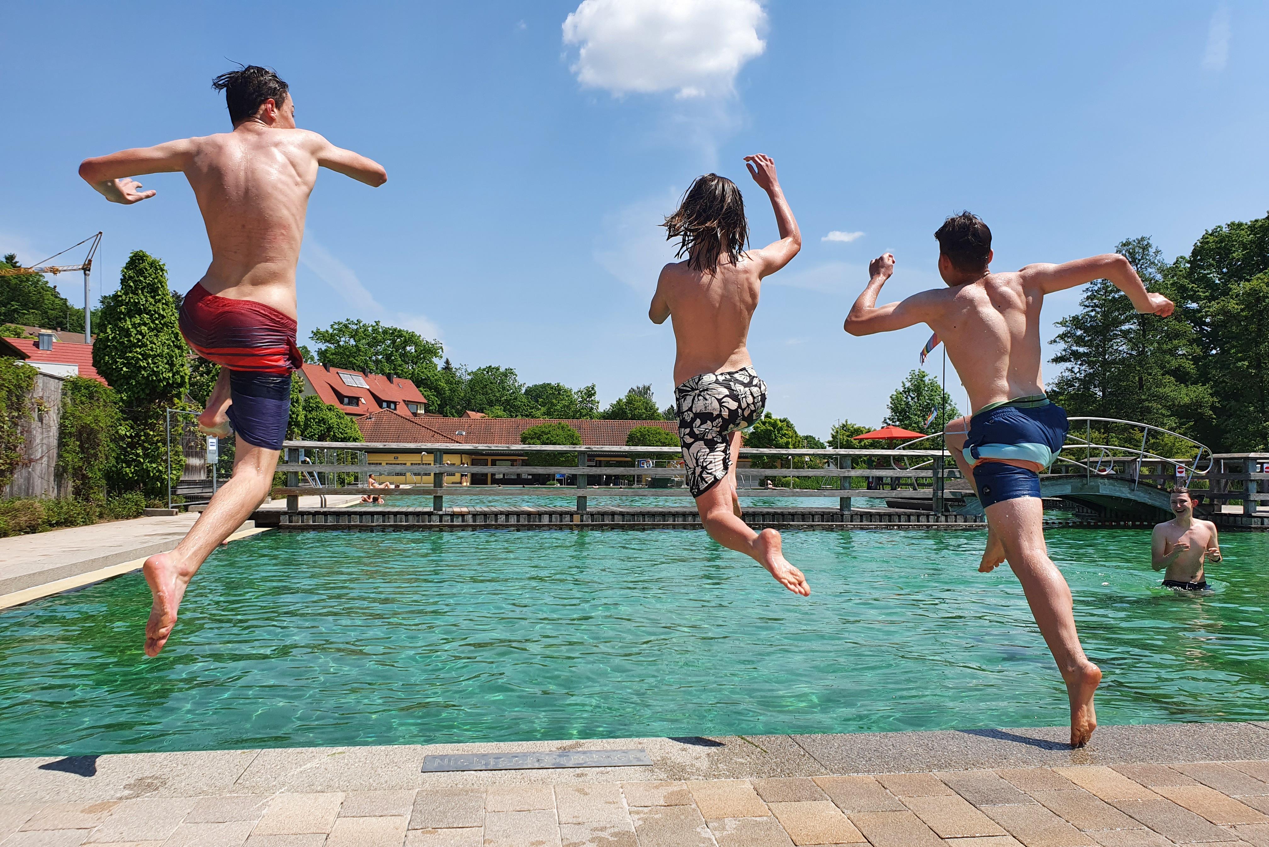 Zum Sprung ins kühle Nass lockt das Naturbad Großhabersdorf. Pflanzen übernehmen hier die Reinigung des Wassers. 