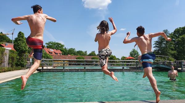 Zum Sprung ins kühle Nass lockt das Naturbad Großhabersdorf. Pflanzen übernehmen hier die Reinigung des Wassers.