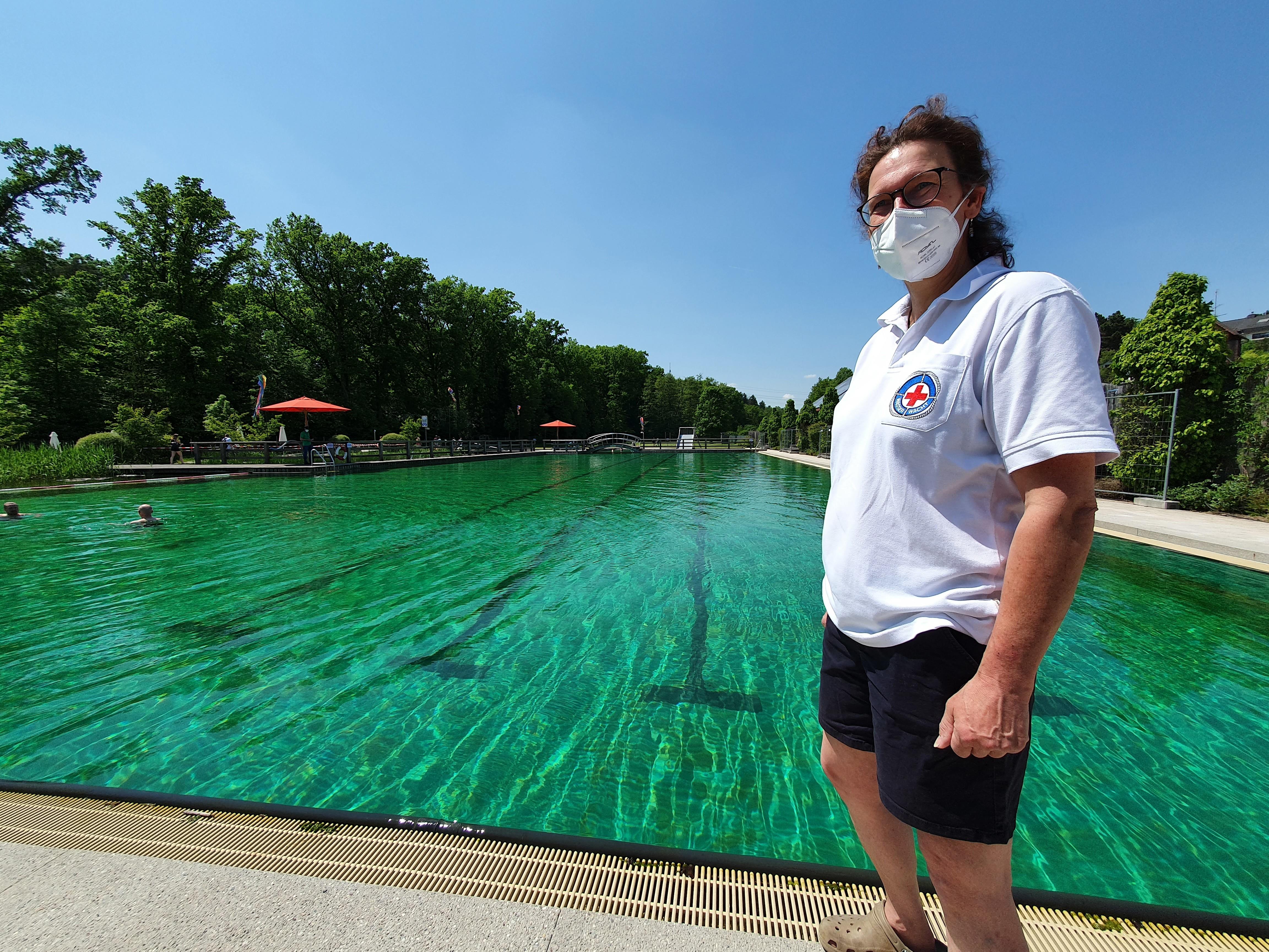 Sie wacht mit ihrer Mannschaft darüber, dass sich alles in geregelten Bahnen abspielt: Christine Zelnhöfer, die Vorsitzende der Großhabersdorfer Wasserwacht.