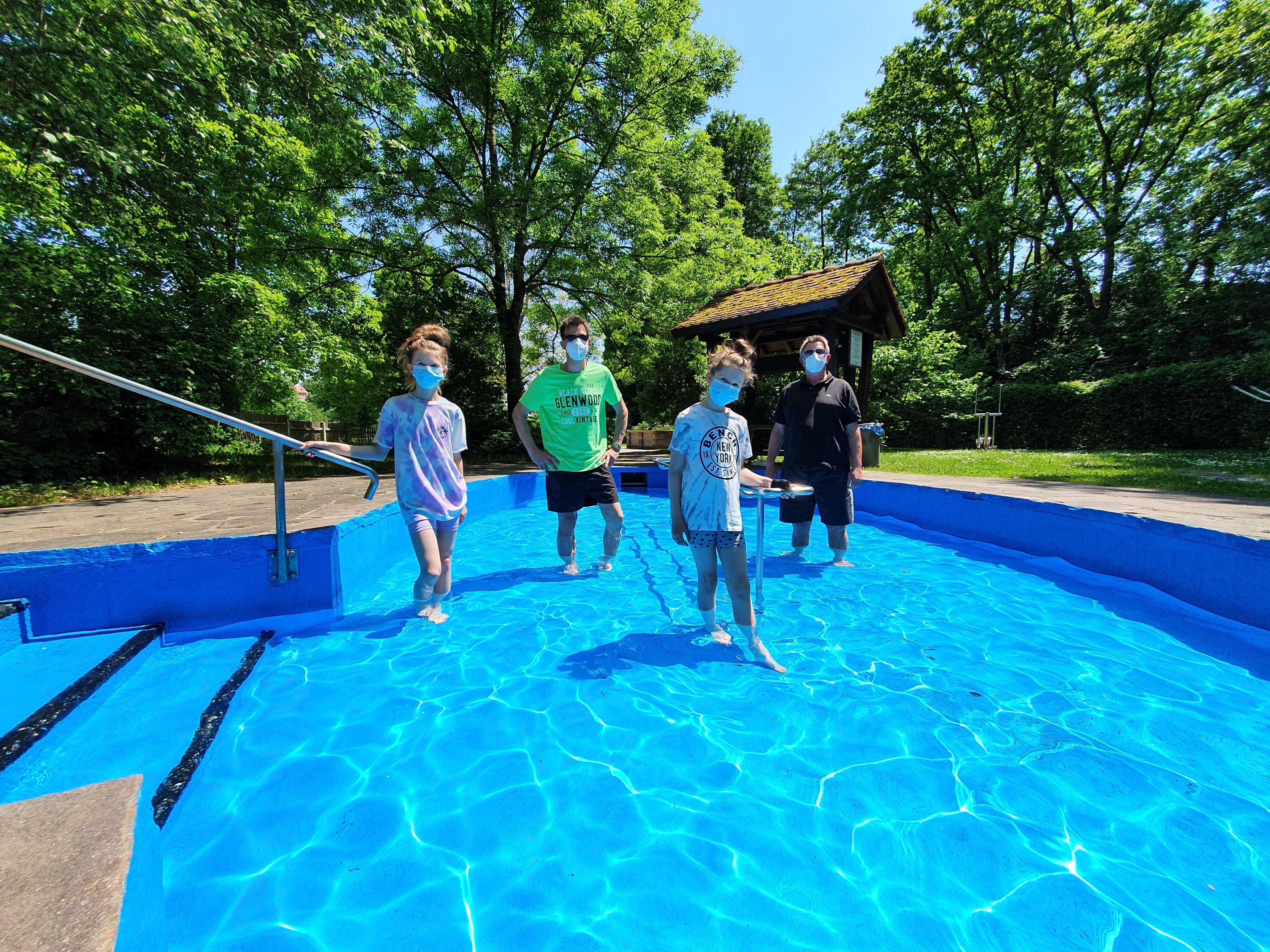 Übrigens: Wer nur Füße und Arme ins hier eiskalte Wasser eintunken möchte, ist gleich neben dem Bad in der schmucken Kneippanlage am richtigen Platz - und das auch noch gratis.