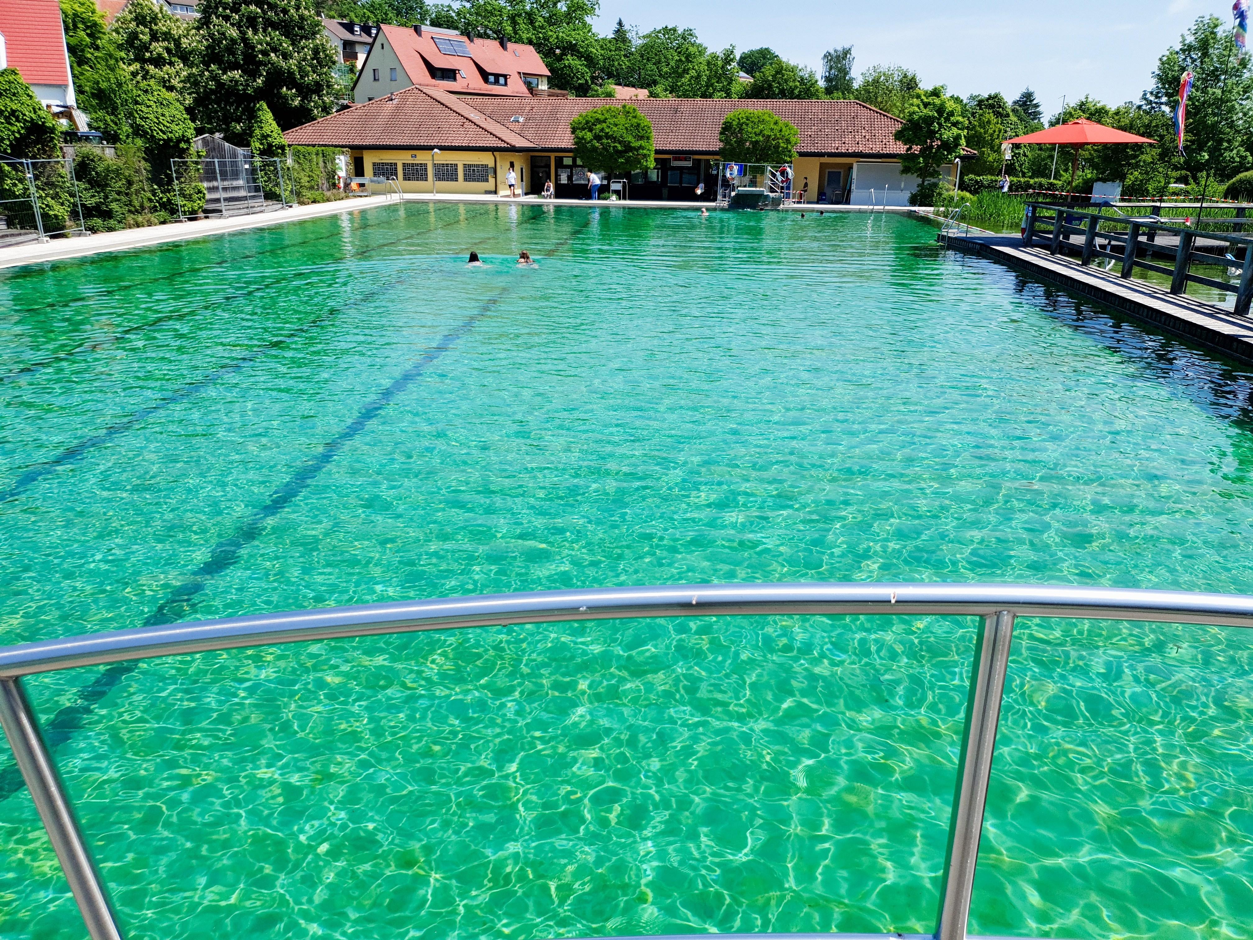 Verlockend blaugrün präsentiert sich das Wasser, bei dem auf Chemie verzichtet und stattdessen auf natürliche Reinigung durch Pflanzen gesetzt wird.