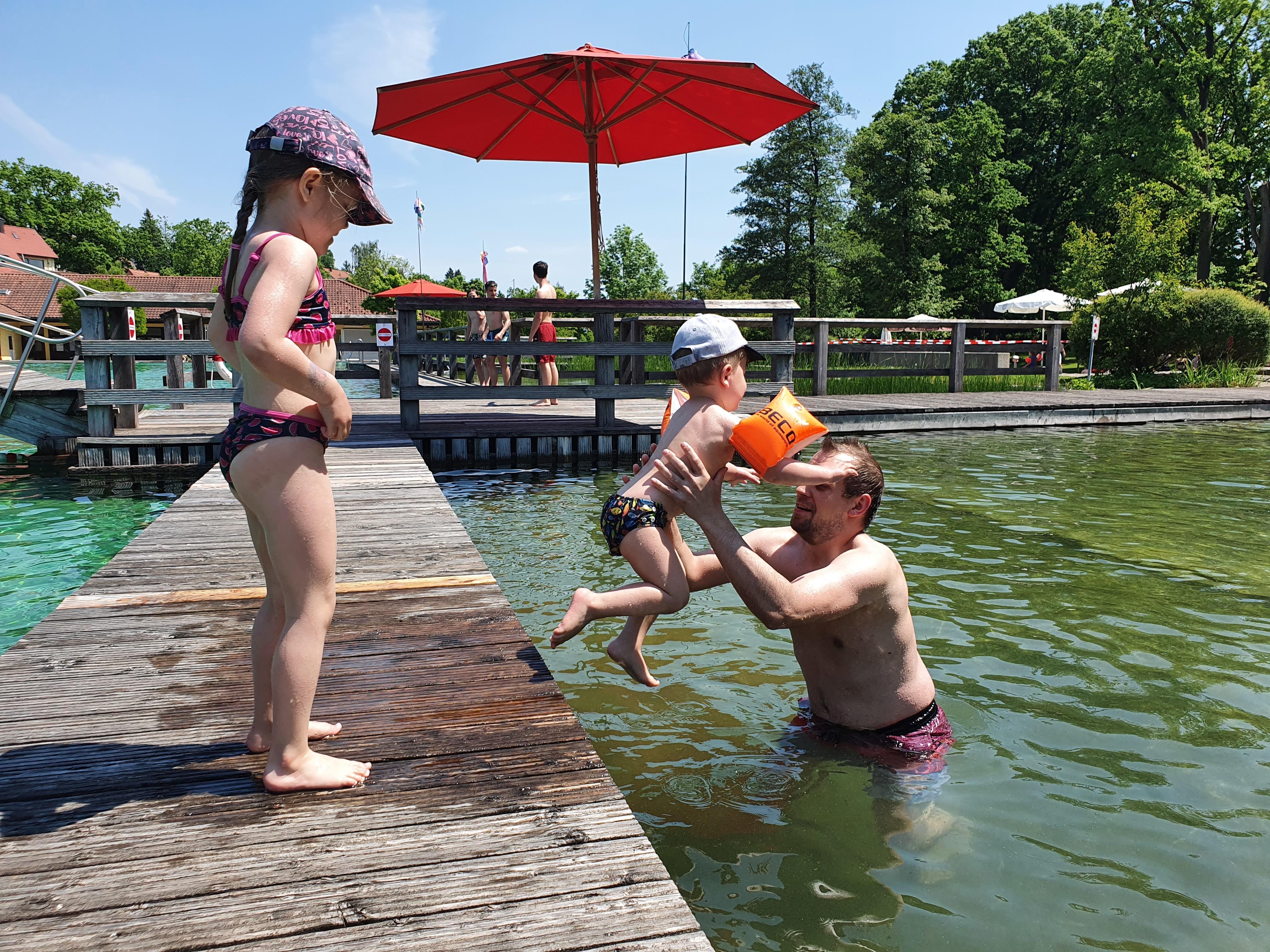 All das wussten am ersten Badetag auch der kleine Philip und seine Schwester Sara  zu schätzen...