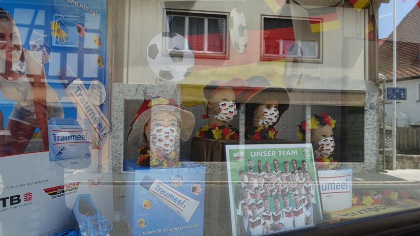 EM-Vorfreude in Pandemiezeiten: Apotheker und Fußballfan Georgios Halkias dekorierte sein Schaufenster mit schwarz-rot-goldenen Akzenten und Corona-Masken. 