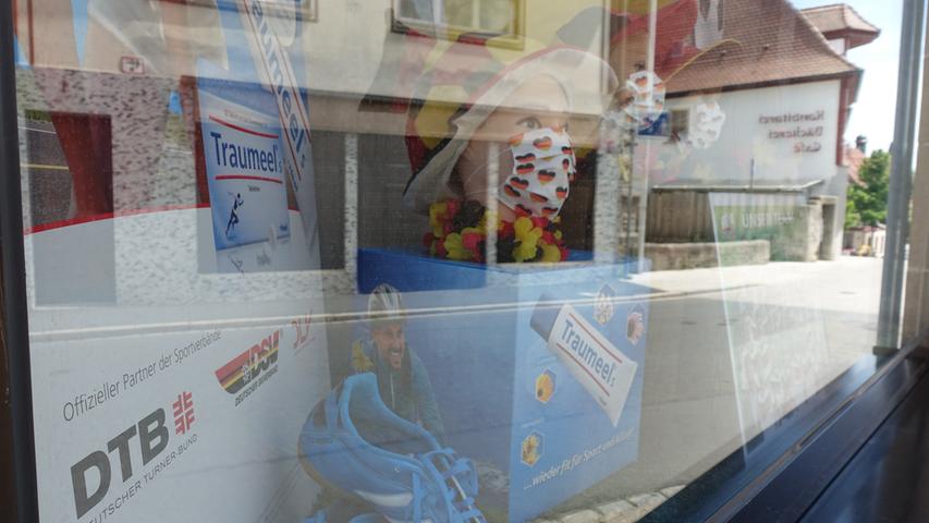 Vorfreude auf die EM: Die Dekoration der Apotheke vereint Sportschuhe, Schmerzmittel und Corona-Masken mit schwarz-rot-goldenen Herzen.
Vorfreude auf die EM: Die Dekoration der Apotheke vereint Sportschuhe, Schmerzmittel und Corona-Masken mit schwarz-rot-goldenen Herzen.