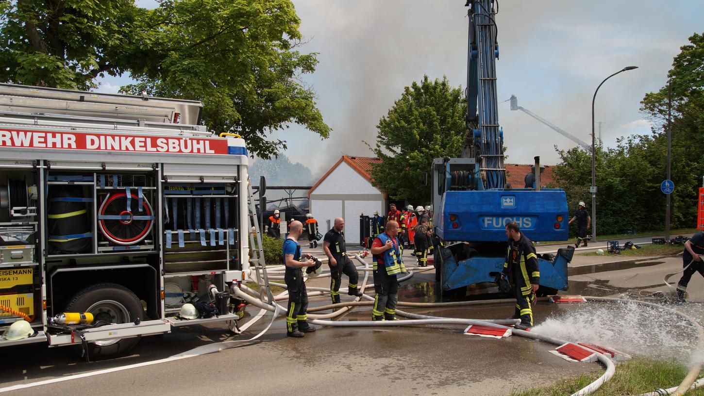 Bei einem Lagerhallenbrand auf einem Bauhof in Dinkelsbühl wurden mehrere Personen verletzt. Bei einem Lagerhallenbrand auf einem Bauhof in Dinkelsbühl wurden mehrere Personen verletzt.