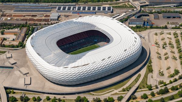 Bei dem EM-Spiel Deutschland - Frankreich in München am 15. Juni werden bis zu 14.000 Menschen zugelassen. Alle Zuschauer müssen getestet, geimpft oder genesen sein und Maske tragen. Die Zu- und Abgänge in die Allianzarena müssen fest geregelt sein. Für alle Spiele in München gilt: Das Stadion wird maximal zu 20 Prozent ausgelastet sein.