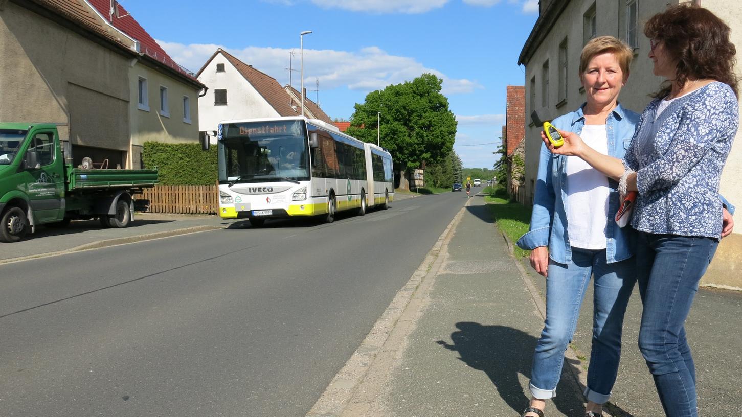 Das Messgerät bestätigt, was in den Ohren dröhnt: Das ist eindeutig zu laut! Margareta und Katharina Grüner (links) hoffen auf Maßnahmen gegen die Verkehrsbelästigung in Steinbach.