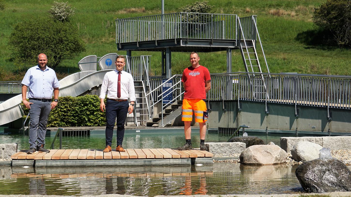 Daniel Grings, Peter Meier und Daniel Kaiser (v.l.) haben die Badesaison im Naturbad Deining eröffnet.
