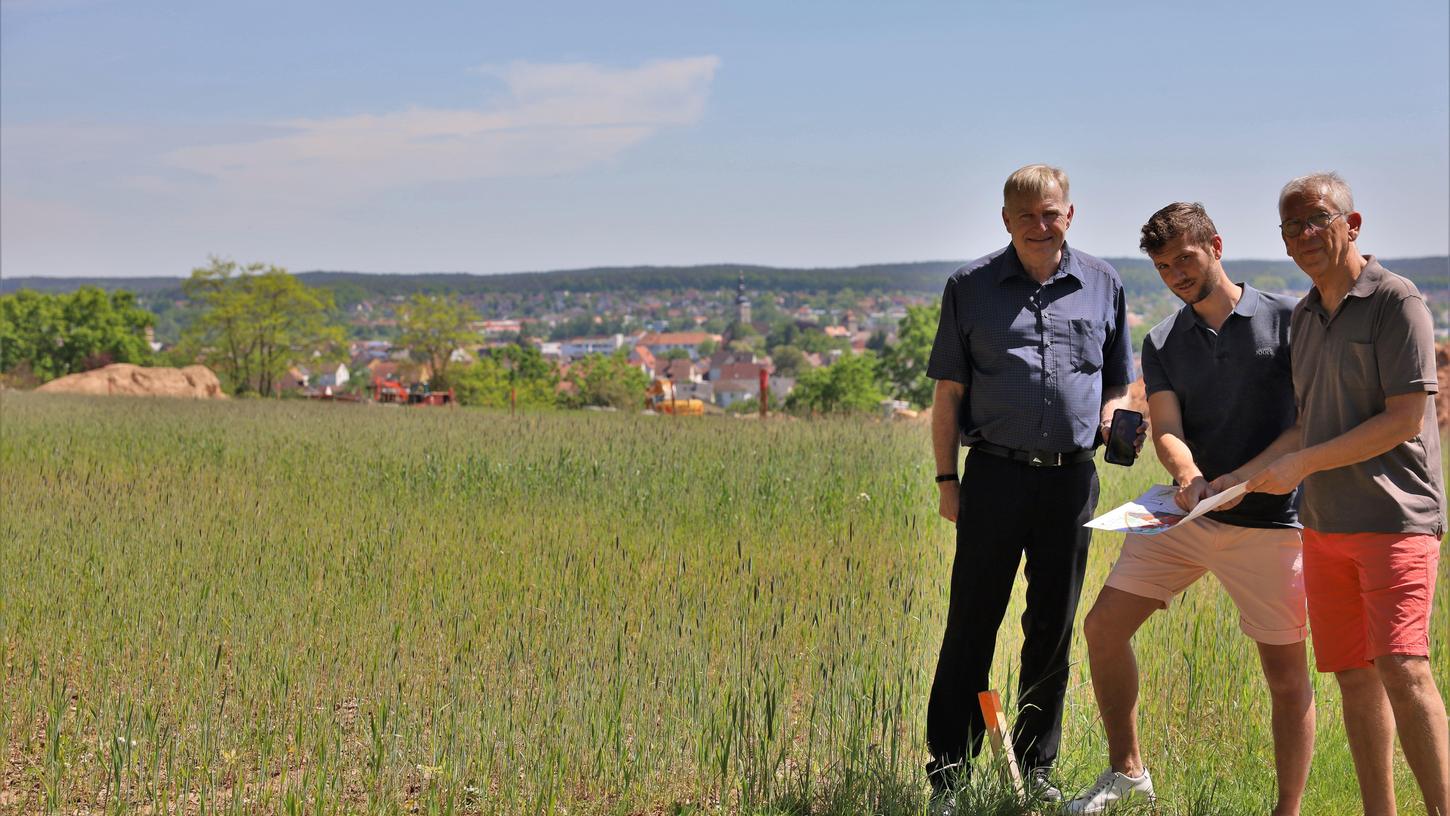 Gegen ein geplantes Wohngebiet und ein Gewerbegebiet laufen Umweltgruppen und die örtlichen Grünen Sturm.
Gegen ein geplantes Wohngebiet und ein Gewerbegebiet laufen Umweltgruppen und die örtlichen Grünen Sturm.