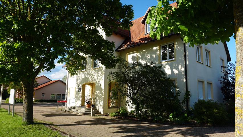 Durch die zentrale Lage zwischen den Gemeinden Alesheim, Dittenheim und Markt Berolzheim befindet sich in Meinheim der Sitz der Verwaltungsgemeinschaft Altmühltal.