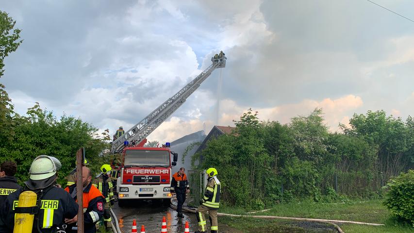 Zwei Lagerhallen in Dinkelsbühl in Flammen - Mehrere Verletzte