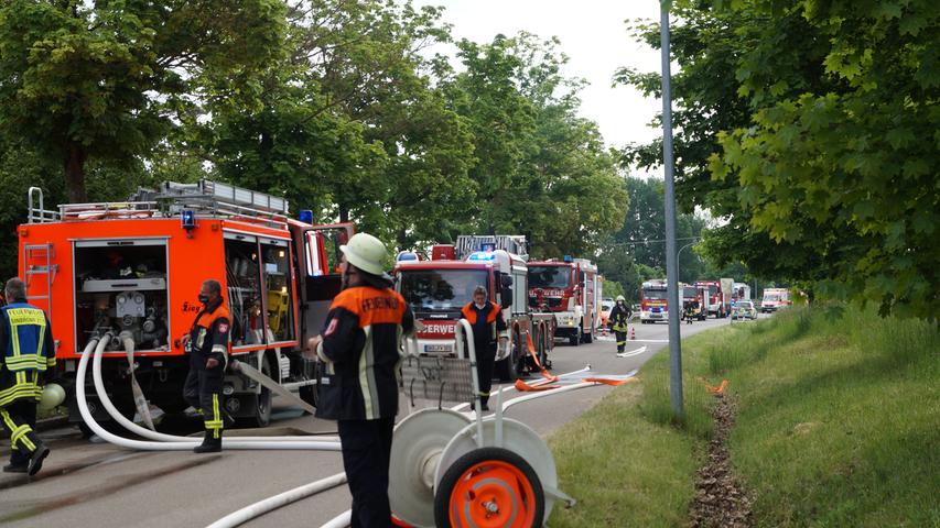 Zwei Lagerhallen in Dinkelsbühl in Flammen - Mehrere Verletzte