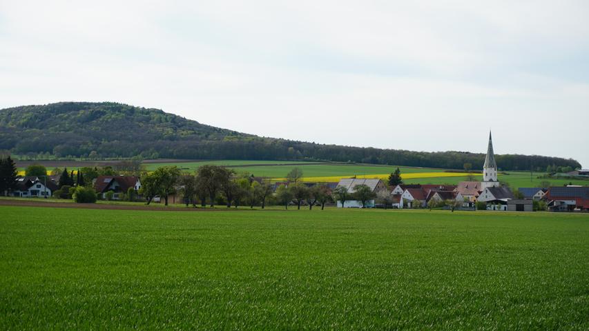 Von den „Drei Linden“, einem beliebten Treffpunkt der Jugend, bietet sich ein guter Blick auf den Dorfkern von Meinheim. 