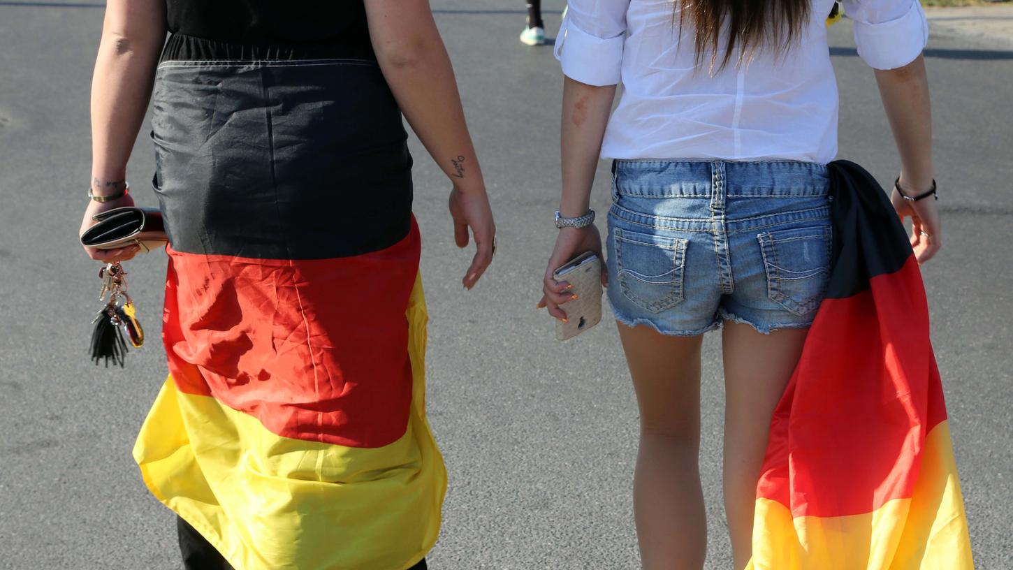 Fußballfans können die Europameisterschafts-Spiele wieder gemeinsam erleben. Fußballfans können die Europameisterschafts-Spiele wieder gemeinsam erleben.