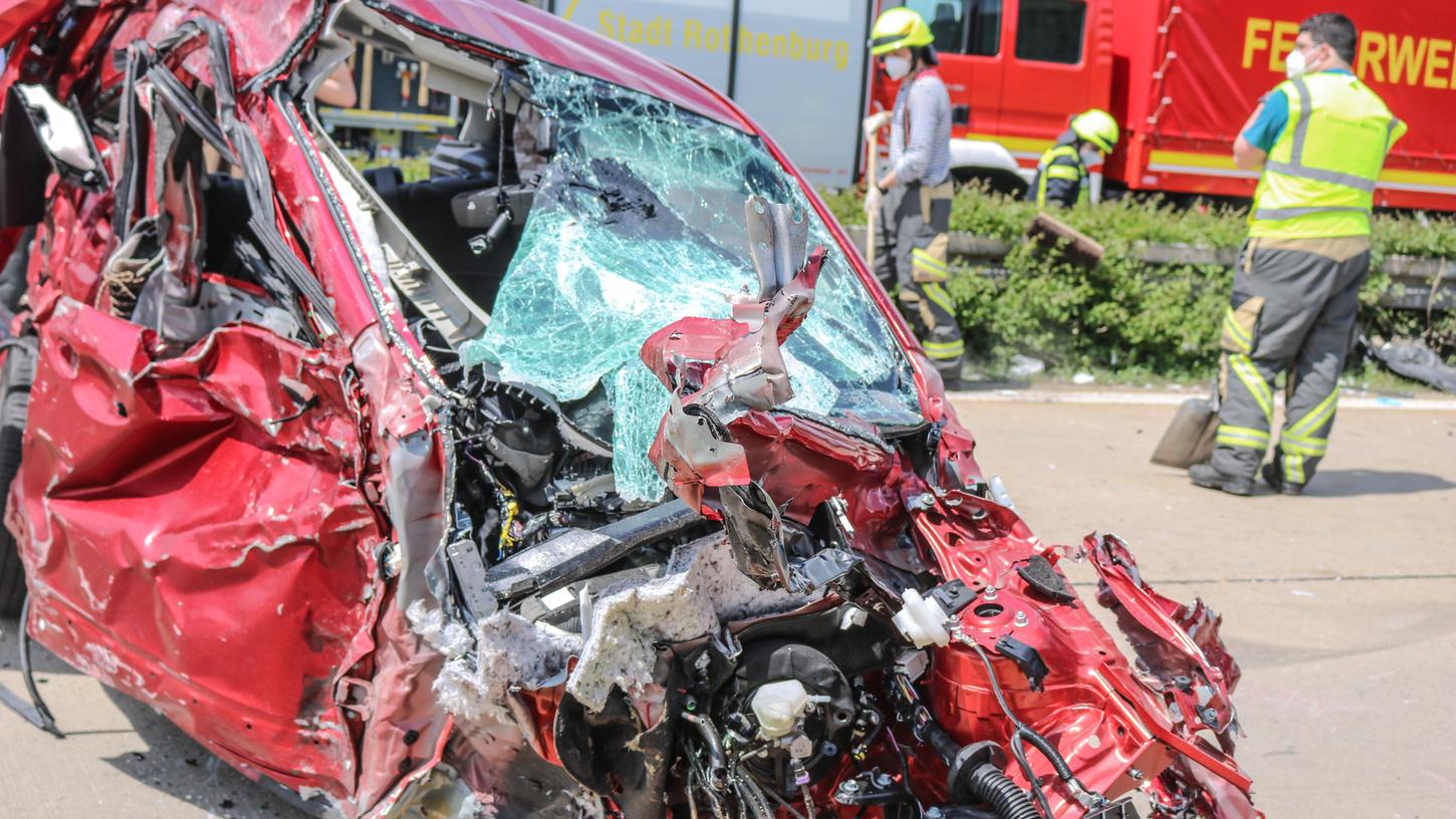 Es ist ein großes Bild der Zerstörung, dass sich den Einsatzkräften am Freitagvormittag auf der A7 zeigt.
Es ist ein großes Bild der Zerstörung, dass sich den Einsatzkräften am Freitagvormittag auf der A7 zeigt.