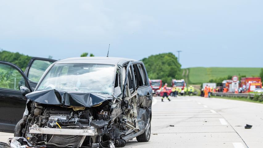 Schwerer Unfall auf A7: Mann erliegt seinen Verletzungen - vier Verletzte