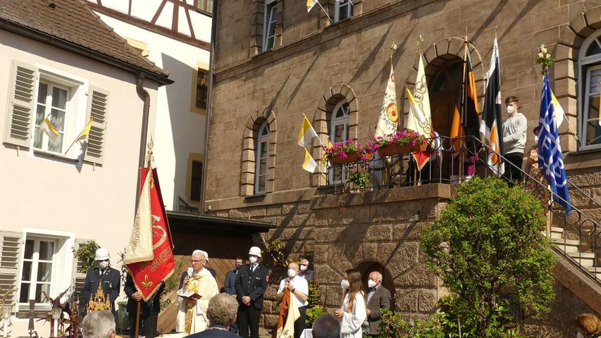 In Herzogenaurach fand die Fronleichnam-Feier heuer im Pfarrgarten statt.