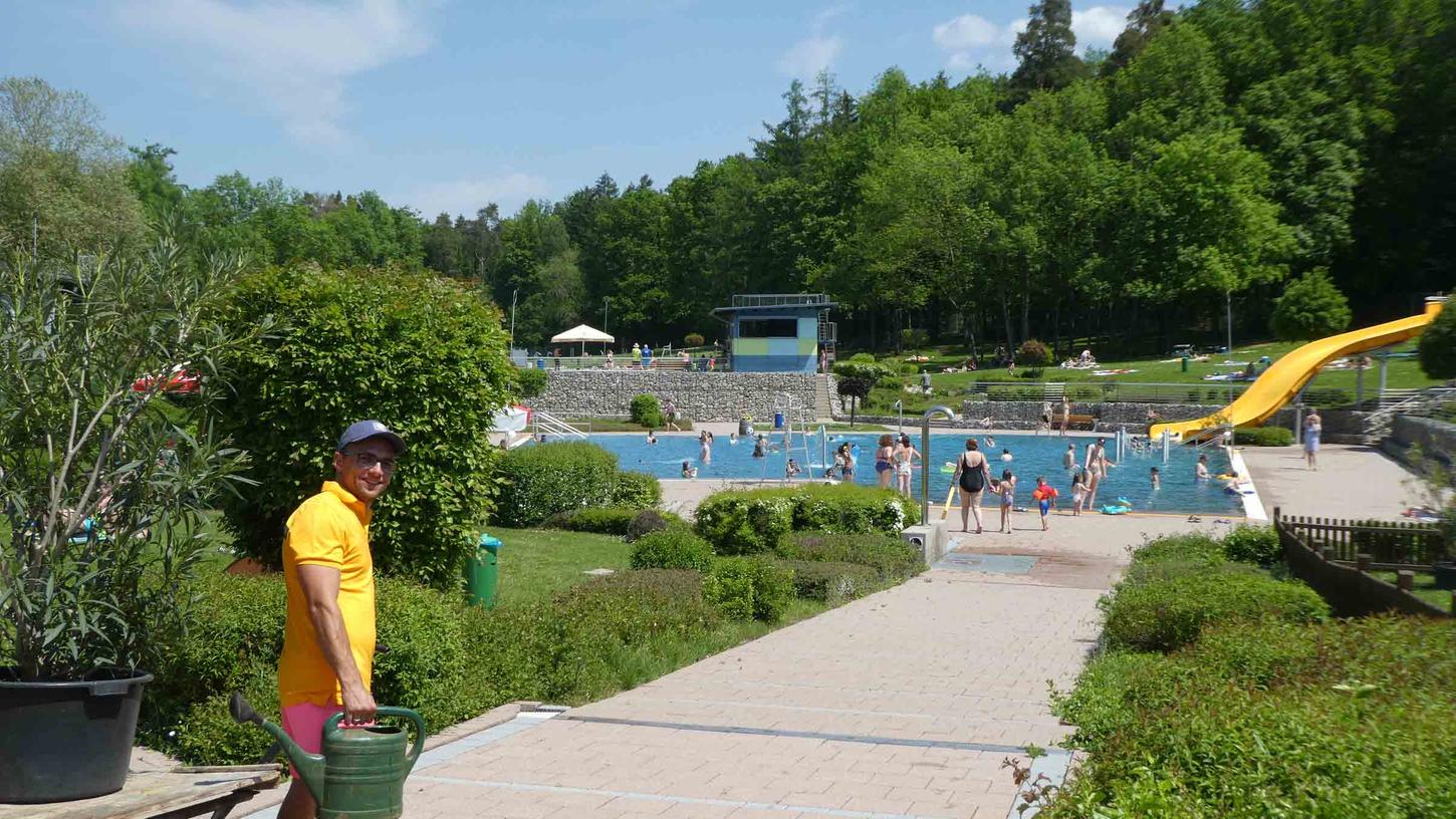 Am Feiertag war das Neustädter Waldbad ein begehrtes Ausflugsziel für viele Menschen aus der Region. Während diese sich in den verschiedenen Becken erfrischten, sorgte Betriebsleiter Julian Lindner für weitere Verschönerungen in der weiträumigen Anlage. Foto: o.n. Am Feiertag war das Neustädter Waldbad ein begehrtes Ausflugsziel für viele Menschen aus der Region. Während diese sich in den verschiedenen Becken erfrischten, sorgte Betriebsleiter Julian Lindner für weitere Verschönerungen in der weiträumigen Anlage. Foto: o.n.