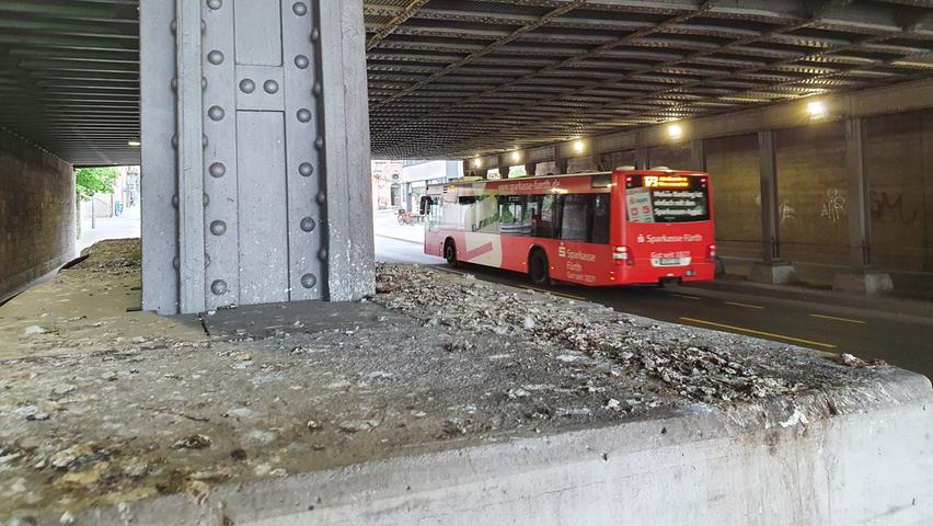 Unschön: Eine Schicht Taubendreck hat sich auf dem Beton in der Unterführung abgelagert.