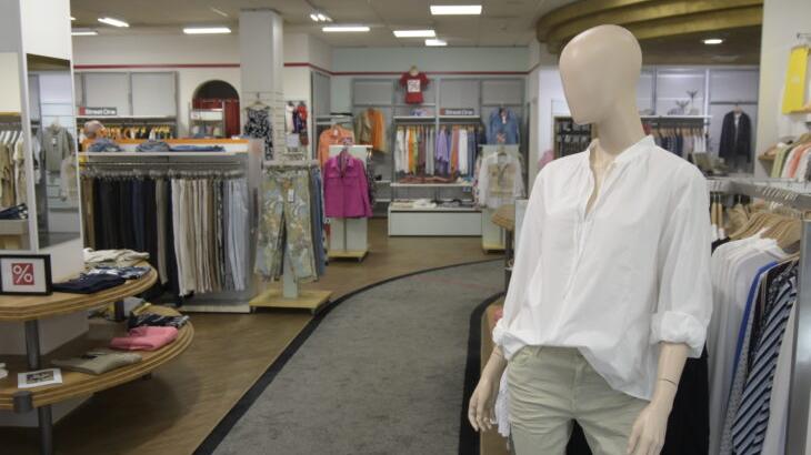 Nur noch wenige Wochen können Frauen in der Laufer Greifenstein-Filiale einkaufen, das Modegeschäft in der Simonshofer Straße schließt Anfang Juli. Nur noch wenige Wochen können Frauen in der Laufer Greifenstein-Filiale einkaufen, das Modegeschäft in der Simonshofer Straße schließt Anfang Juli.