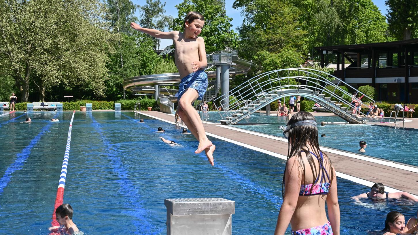 Handschallen statt Badespaß: Die Polizei hat die Täter einer Serie von sechs Einbrüchen im Hilpoltsteiner Freibadkiosk in flagranti erwischt.
Handschallen statt Badespaß: Die Polizei hat die Täter einer Serie von sechs Einbrüchen im Hilpoltsteiner Freibadkiosk in flagranti erwischt.