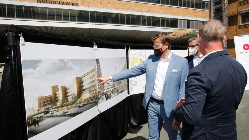 Oberbürgermeister Marcus König ließ sich am Dienstag vom Chef der Gerch-Group, Mathias Düsterdick, dessen Pläne für das Areal zeigen.