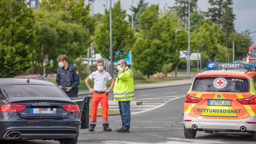 Rettungswagen und Auto kollidieren in Fürth