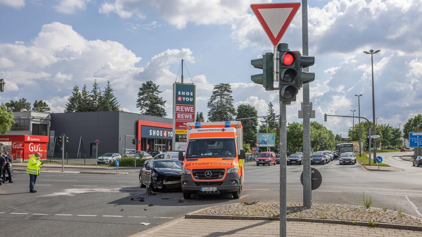 Rettungswagen und Auto kollidieren in Fürth