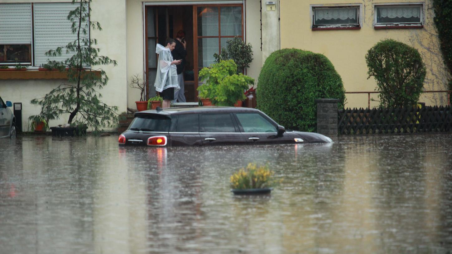 Unwetter in Bindlach: Möbelhaus von Hochwasser umzingelt