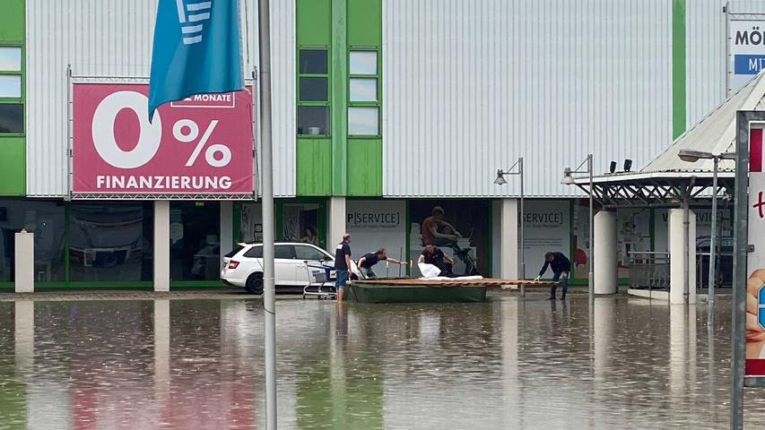 Großes Möbelhaus in Bindlach von Hochwasser eingeschlossen
