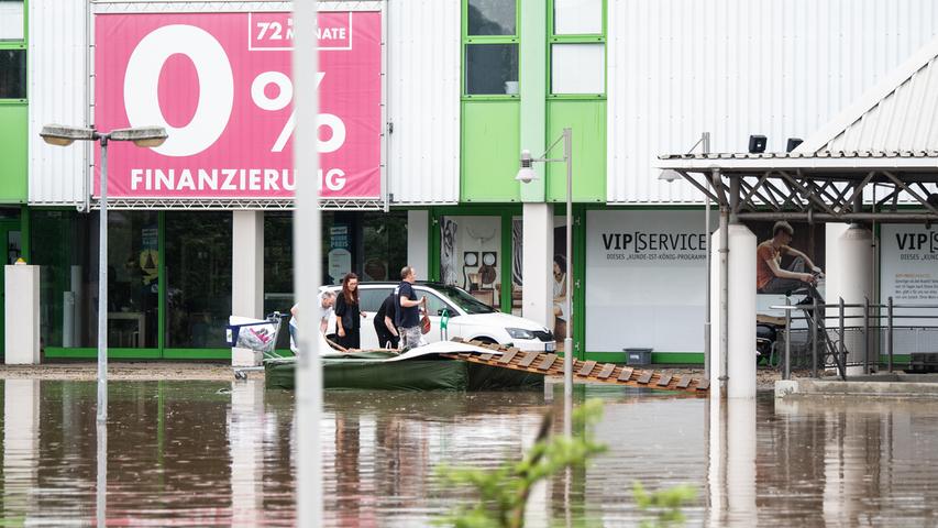 Großes Möbelhaus in Bindlach von Hochwasser eingeschlossen