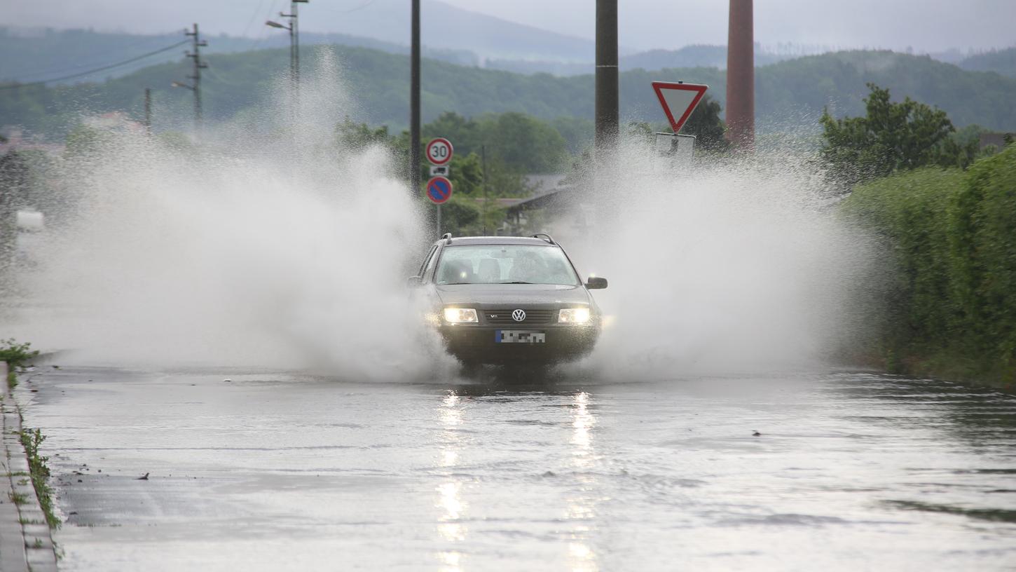 Bei starkem Regen ist eine Straße überflutet. Auch in Sachsen-Anhalt sorgte Starkregen am Samstag für Überschwemmungen.