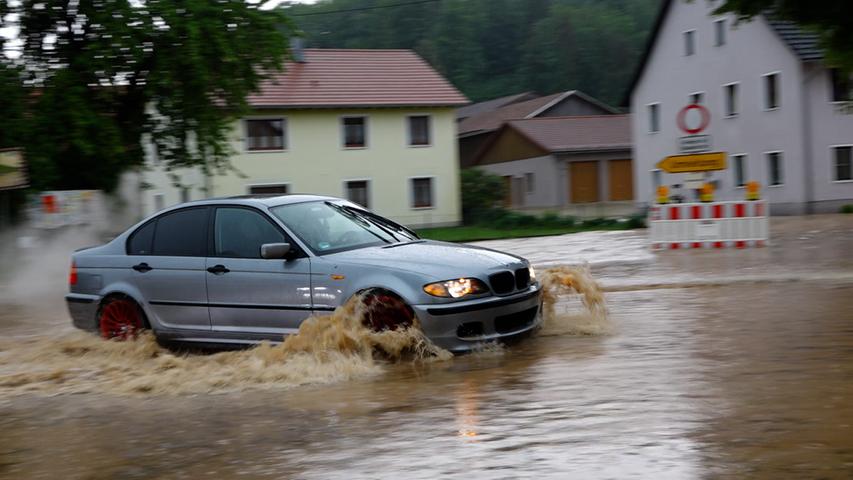 Heftige Regenschauer überfluten die Straßen in der Region