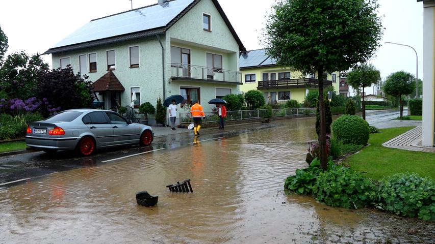 Heftige Regenschauer überfluten die Straßen in der Region