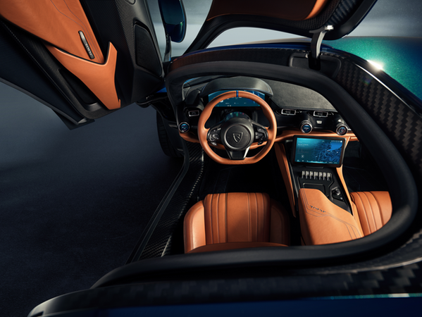 Zustieg durch Scherentüren: Cockpit des Nevera. Zustieg durch Scherentüren: Cockpit des Nevera.