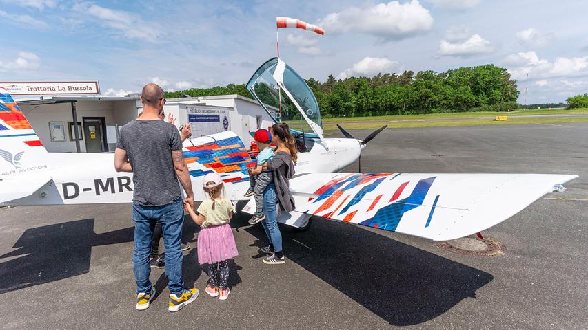 Trauben von Menschen scharten sich am Wochenende um die "Pioneer 200" auf dem Flugplatz Herzogenaurach.