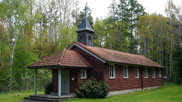Auf einer kleinen Waldlichtung versteckt steht die katholische Kirche "Zur Dreimal Wunderbaren Mutter Maria". Entstanden ist das Gotteshaus nach dem Zweiten Weltkrieg, damals wurden in Langlau 800 Heimatvertriebene katholischen Glaubens aufgenommen.