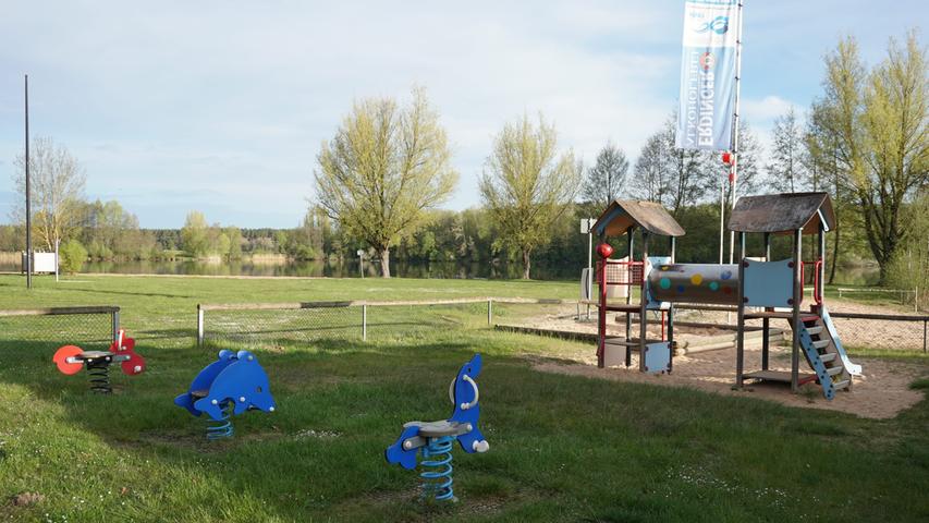 In direkter Nähe zum Kleinen Brombachsee und den dortigen Badestränden lädt der kleine Spielplatz von Langlau die Kinder zum Toben ein.