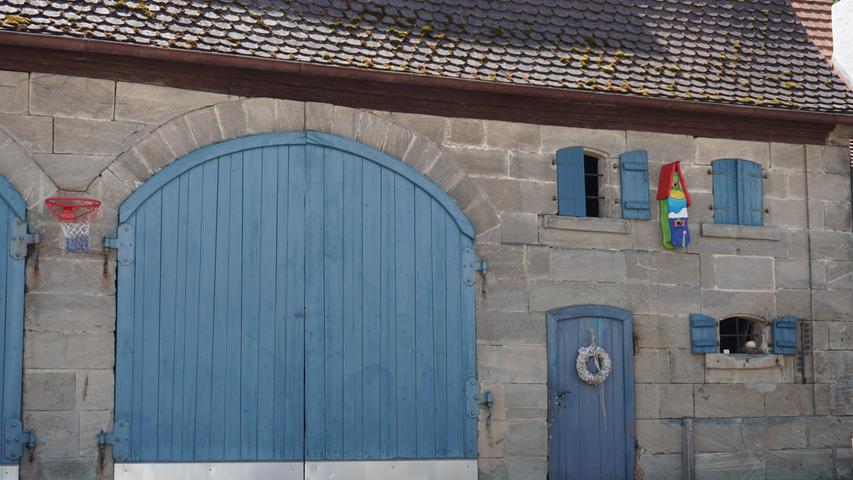Im alten Dorfkern von Langlau finden sich noch Sandsteinbauten, wie diese Scheune, aus dem 19. Jahrhundert.