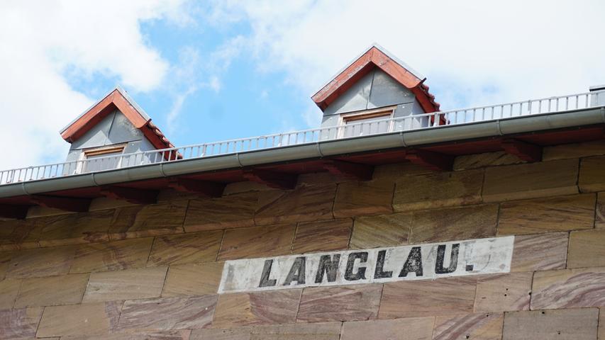 Das historische Bahnhofsgebäude von Langlau besticht schon von Weitem mit seinen auffälligen, rot geschichteten Sandsteinblöcken.