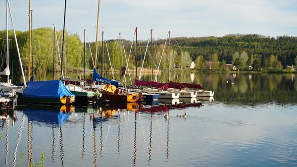 Unberührt liegen in der frühen Morgensonne die Segelboote an der Anlegestelle des Kleinen Brombachsees und lassen die kommenden Besucherströme nur erahnen.