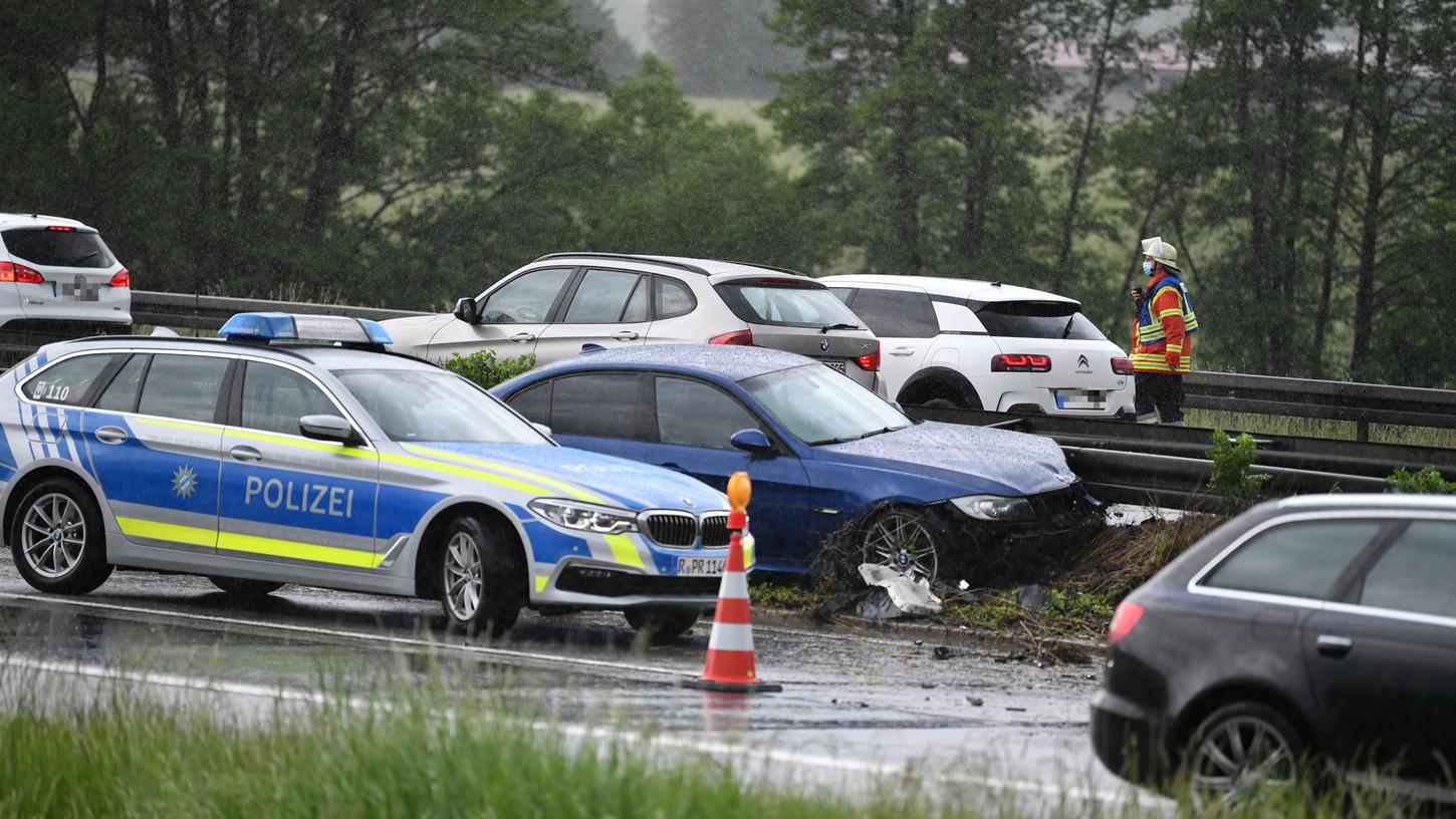 Der BMW krachte nach der Kollision mit dem Bus in die Mittelleitplanke.
Der BMW krachte nach der Kollision mit dem Bus in die Mittelleitplanke.