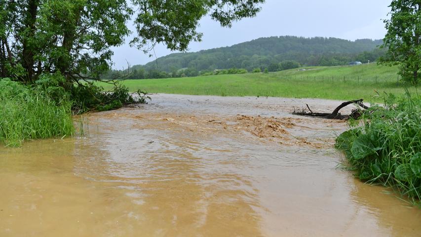 Land unter: Bäche treten nach Platzregen über Ufer