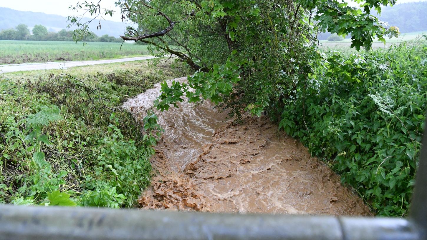 Da fällt besser keiner rein: Schmutzig braun bricht sich das Wasser seine Bahn.
Da fällt besser keiner rein: Schmutzig braun bricht sich das Wasser seine Bahn.