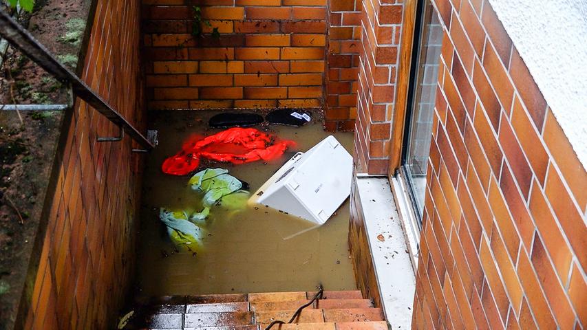 In Altdorf (Lkr. Nürnberger Land) wurden mehrere Keller überflutet. Feuerwehr und THW versuchten das angestaute Wasser abzupumpen. Im Keller eines Hauses wurden der Heizungsraum und das Büro mit wertvoller Musikausrüstung völlig überflutet.    