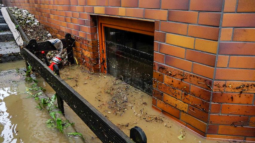 In Altdorf (Lkr. Nürnberger Land) wurden mehrere Keller überflutet. Feuerwehr und THW versuchten das angestaute Wasser abzupumpen. Im Keller eines Hauses wurden der Heizungsraum und das Büro mit wertvoller Musikausrüstung völlig überflutet. 