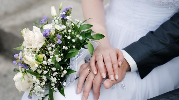 Bei Geburtstagen, Hochzeiten oder Vereinssitzungen dürfen sich innen 50, unter freiem Himmel 100 Menschen treffen - ohne Tests.