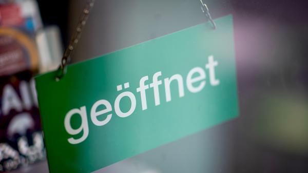 Shopping in der Nürnberger Innenstadt ist bereits seit Ende der Pfingstferien deutlich flexibler: Testpflicht und Voranmeldung zum Einkaufen fallen weg. Allerdings darf jedes Geschäft nur einen Kunden pro zehn Quadratmeter Fläche hereinlassen. Händler auf Wochenmärkten dürfen wieder alles verkaufen.